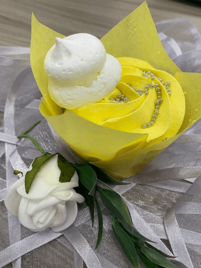 Lemon meringue cupcake
